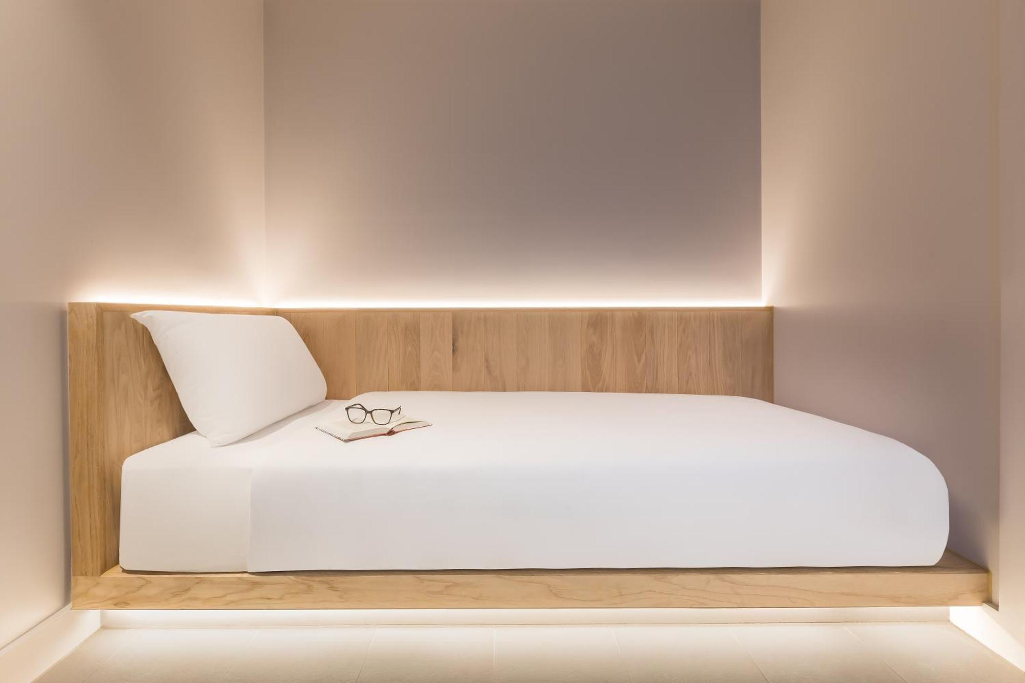 Zedwell Underground Hotel Tottenham Court Rd London Room photo