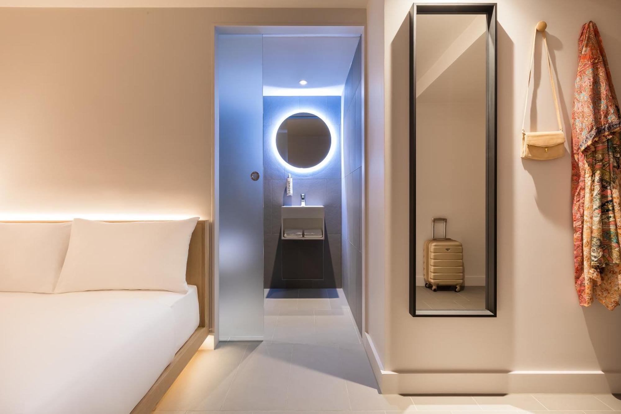Zedwell Underground Hotel Tottenham Court Rd London Room photo