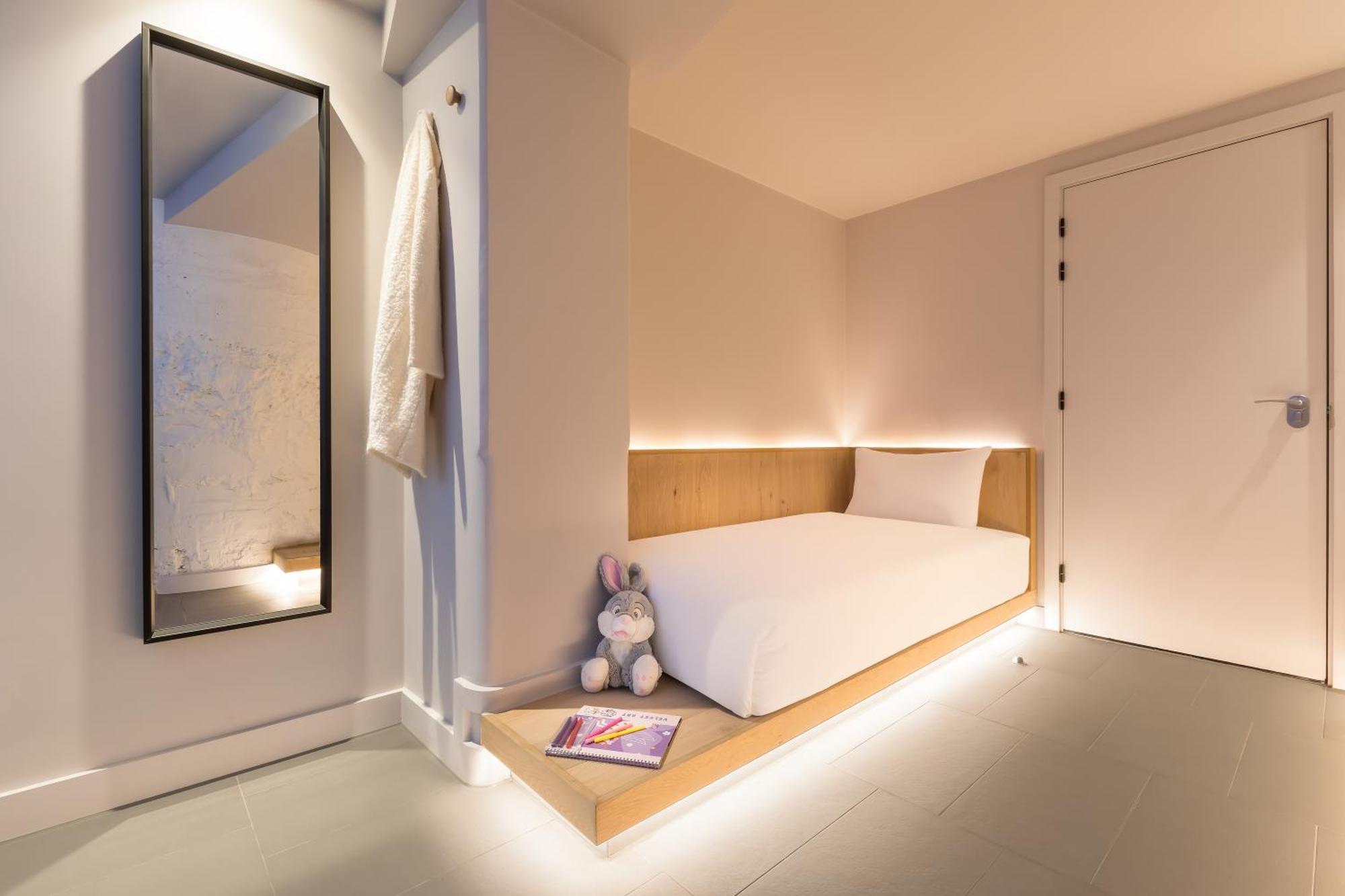Zedwell Underground Hotel Tottenham Court Rd London Room photo