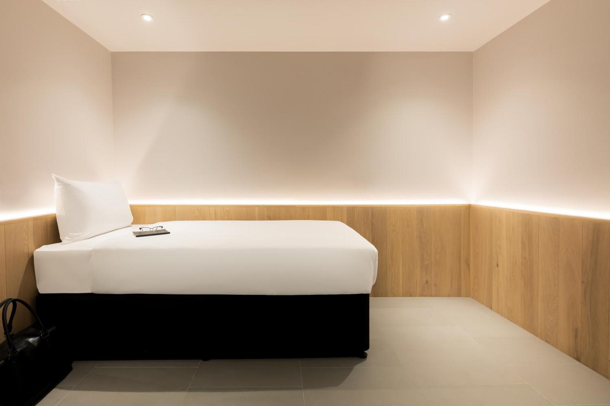Zedwell Underground Hotel Tottenham Court Rd London Exterior photo