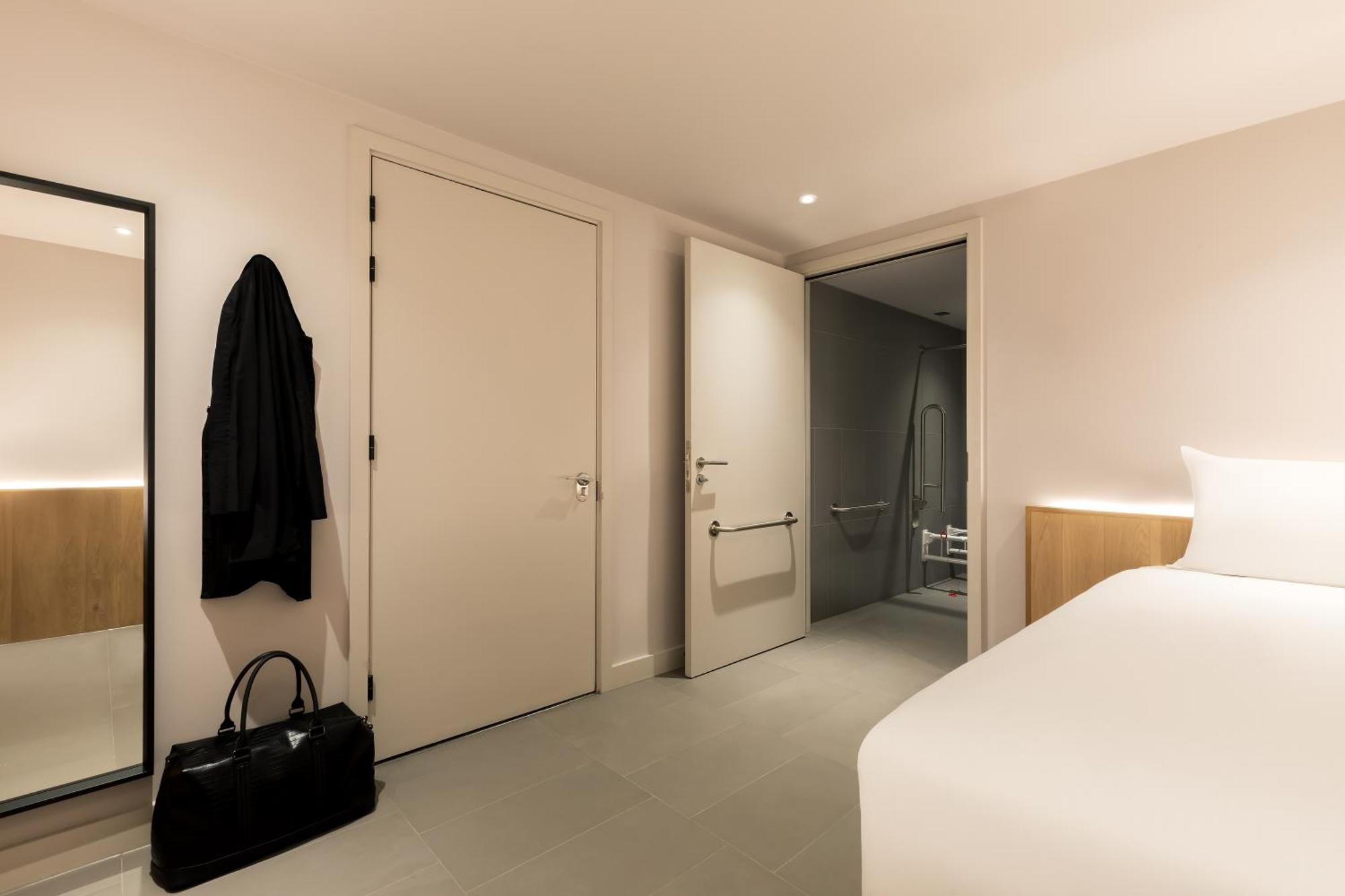 Zedwell Underground Hotel Tottenham Court Rd London Room photo